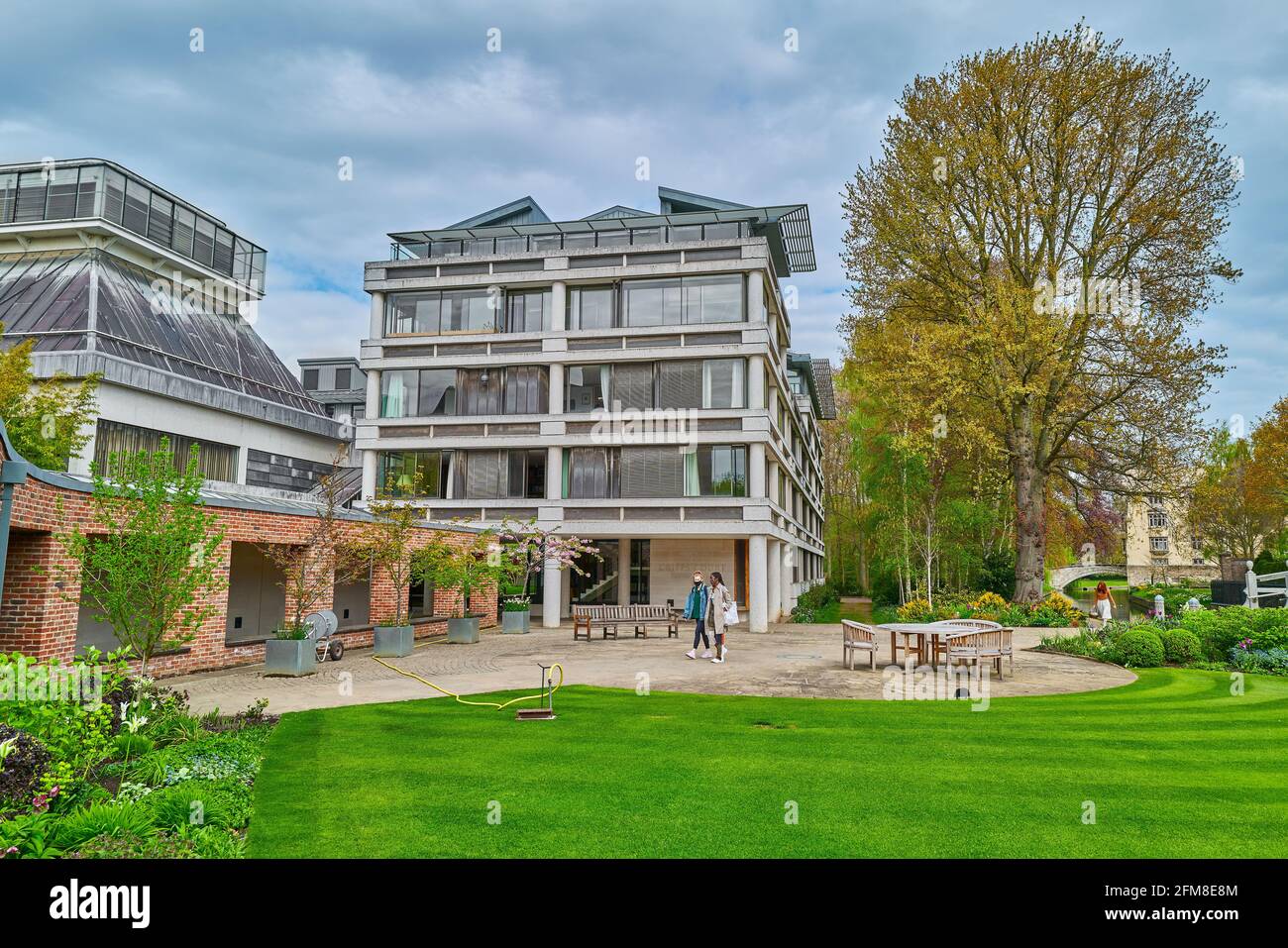 Quelques étudiantes passent par le Queens College de l'université de Cambridge, en Angleterre, au printemps 2021. Banque D'Images