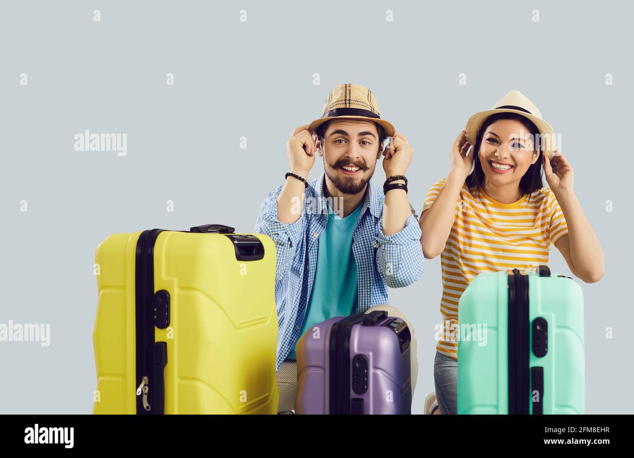 Un couple de voyageurs souriants portant un chapeau d'été regardant l'appareil photo vue de dessus Banque D'Images