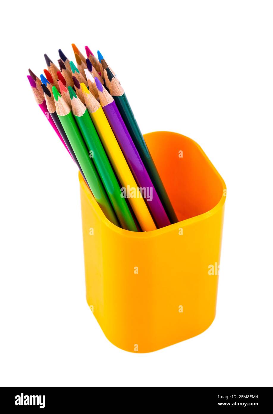 jeu de crayons de couleur en bois dans une tasse en plastique orange sculpté sur fond blanc Banque D'Images