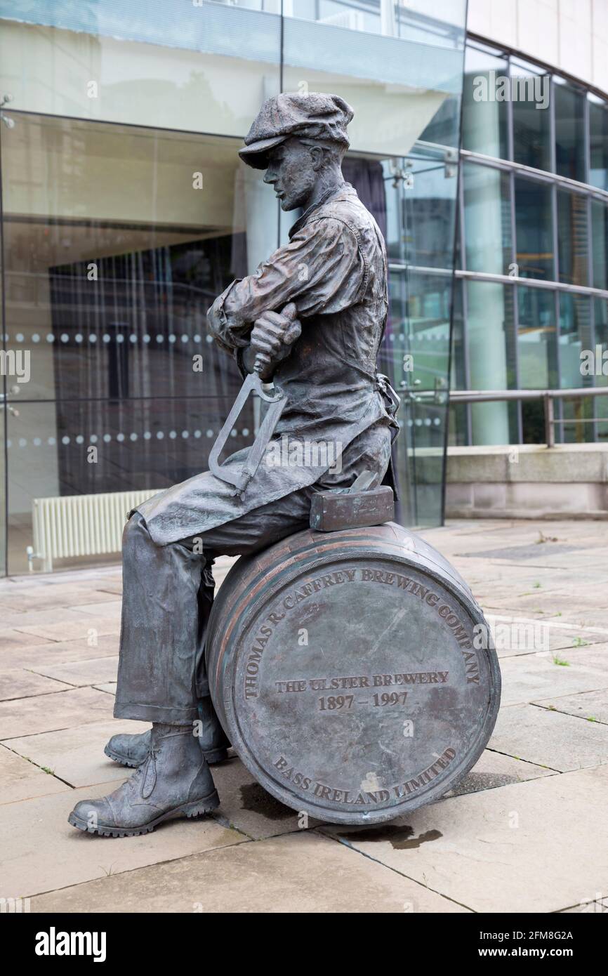 Sculpture de l'Ulster Brewer/Barrel Man, par Ross Wilson, sur le Cafe Terrace, Waterfron Hall, Belfast. Commandé par Bass, Irlande pour célébrer 10 Banque D'Images