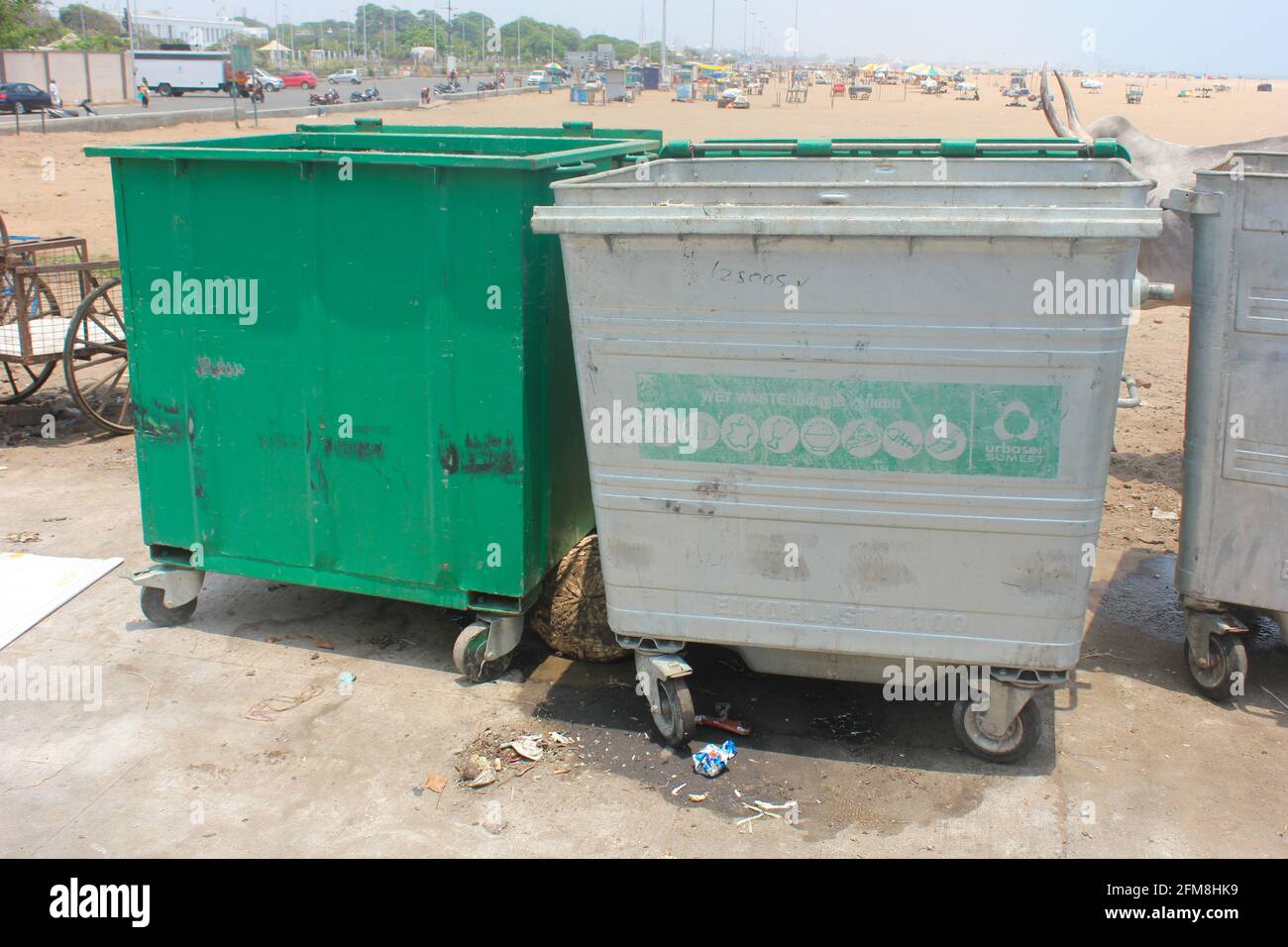 Poubelles, au repos dans la rue chennai Banque D'Images