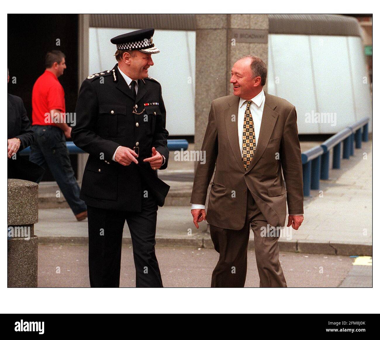 Ken Livingstone rencontre Sir John Stephens Commissaire de la police métropolitaine à Scotland Yard. Banque D'Images