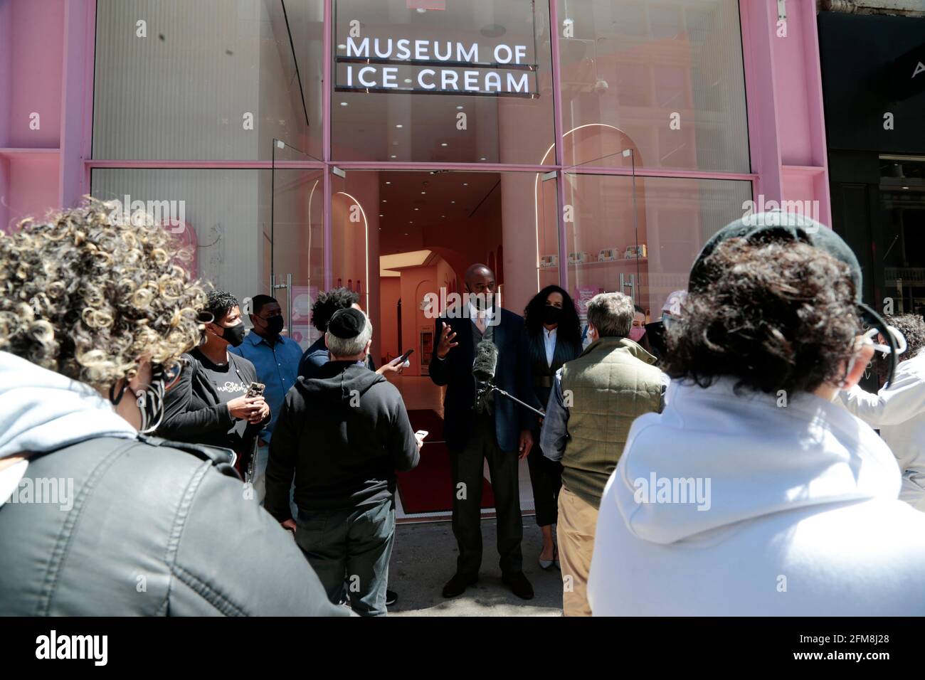 New York, NY, États-Unis. 6 mai 2021. Le candidat Mayoral de New York City Ray McGuire participe au forum avec des chefs d'entreprise sur ses directives pour le retour de New York organisé par Manish Vora - Co-PDG et fondateur - Museum of Ice Cream et sert ensuite Ice Cream à la communauté dans la section Soho de New York Ville le 6 mai 2021. Crédit : Mpi43/Media Punch/Alamy Live News Banque D'Images
