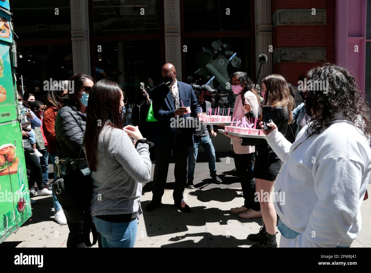 New York, NY, États-Unis. 6 mai 2021. Le candidat Mayoral de New York City Ray McGuire participe au forum avec des chefs d'entreprise sur ses directives pour le retour de New York organisé par Manish Vora - Co-PDG et fondateur - Museum of Ice Cream et sert ensuite Ice Cream à la communauté dans la section Soho de New York Ville le 6 mai 2021. Crédit : Mpi43/Media Punch/Alamy Live News Banque D'Images