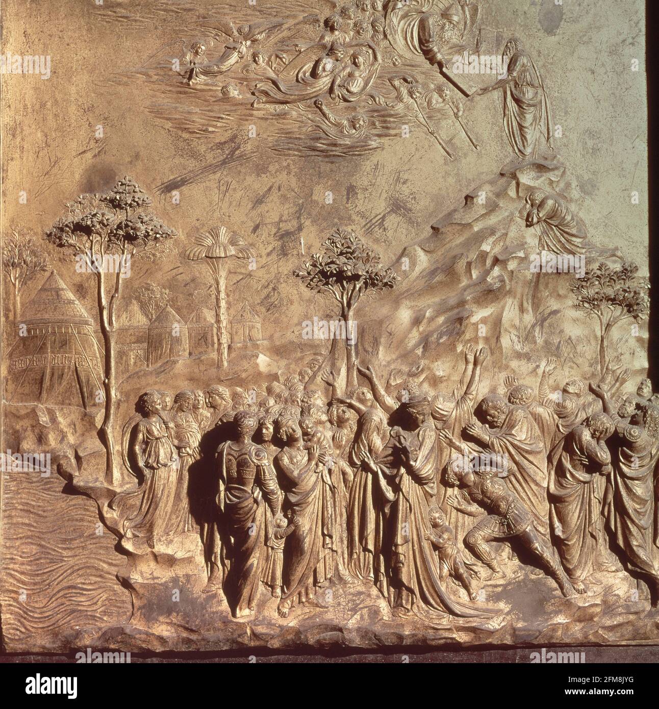 DETALLE DE LAS PUERTAS DEL PARAISO CON ESCENA DE MOISES EN EL MONTE SINAI,1424/1452. Auteur: LORENZO GHIBERTI. Emplacement : BAPTISTERIO. Florenz. ITALIE. MOÏSE. DAVID REY SIGLO XI AC. Goliath. Banque D'Images