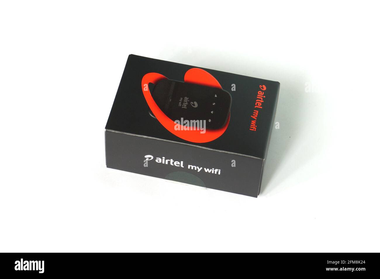 Thrissur, Kerala, Inde - 11-04-2021: Airtel 4g hotspot modem box sur fond blanc Banque D'Images Thrissur, Kerala, Inde - 11-04-2021: Airtel 4g hotspot modem box sur fond blanc Banque D'Images