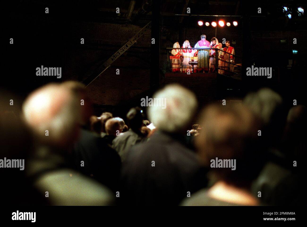 LES CHANTEURS GOSPEL SE PRODUISENT À LA ROUNDHOUSE, CAMDEN HIER SOIR DANS LE CADRE DU SPECTACLE DE RÉPÉTITION DE LA ROBE « PARCE QUE JE CHANTE ». LE SPECTACLE COMPREND PLUS DE 500 CHANTEURS D'UN A-Z DE CHORALES URBAINES, CÔTE À CÔTE DANS UN HOMMAGE THÉÂTRAL À LA DÉMOCRATIE ET À LA CLASSE DU CHANT. LES REPRÉSENTATIONS SONT EXÉCUTÉES PENDANT LE WEEK-END.30 MARS 2001 PHOTO ANDY PARADISE Banque D'Images