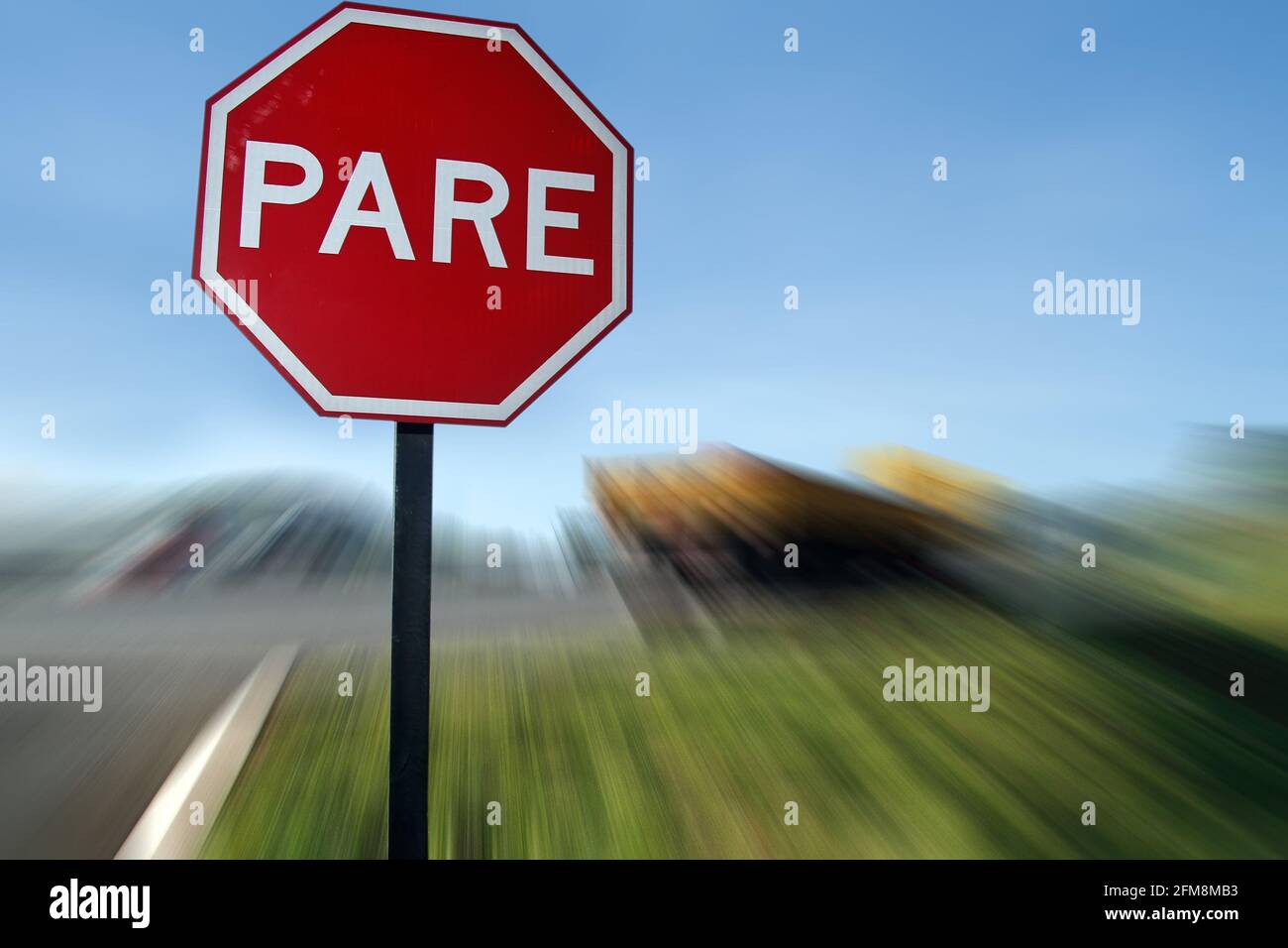 Panneau d'arrêt obligatoire sur l'autoroute fédérale brésilienne, autoroute Fernao Dias, BR 381 Banque D'Images