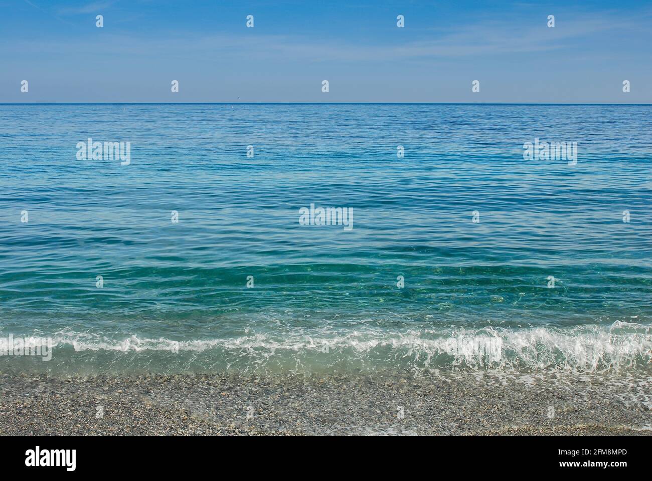 Mer avec des nuances de bleu à turquoise, vague sur la plage, paysage avec deux tiers bleu horizon ciel, espace de copie Banque D'Images