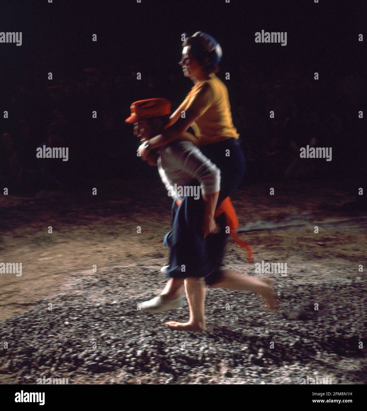 DIA DE S JUAN - HOGUERA - FIESTAS DE SAN JUAN AÑOS 70. SITUATION: FIESTA DE LA MONDIGA. SAN PEDRO MANRIQUE. Soria. ESPAGNE. Banque D'Images