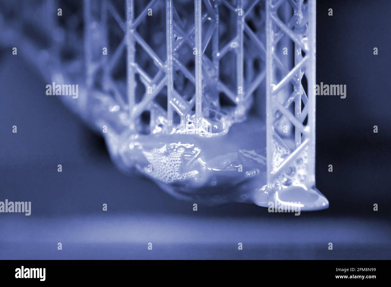 L'imprimante 3D stéréolithographie DPL crée de petits détails et des gouttes de liquide Banque D'Images