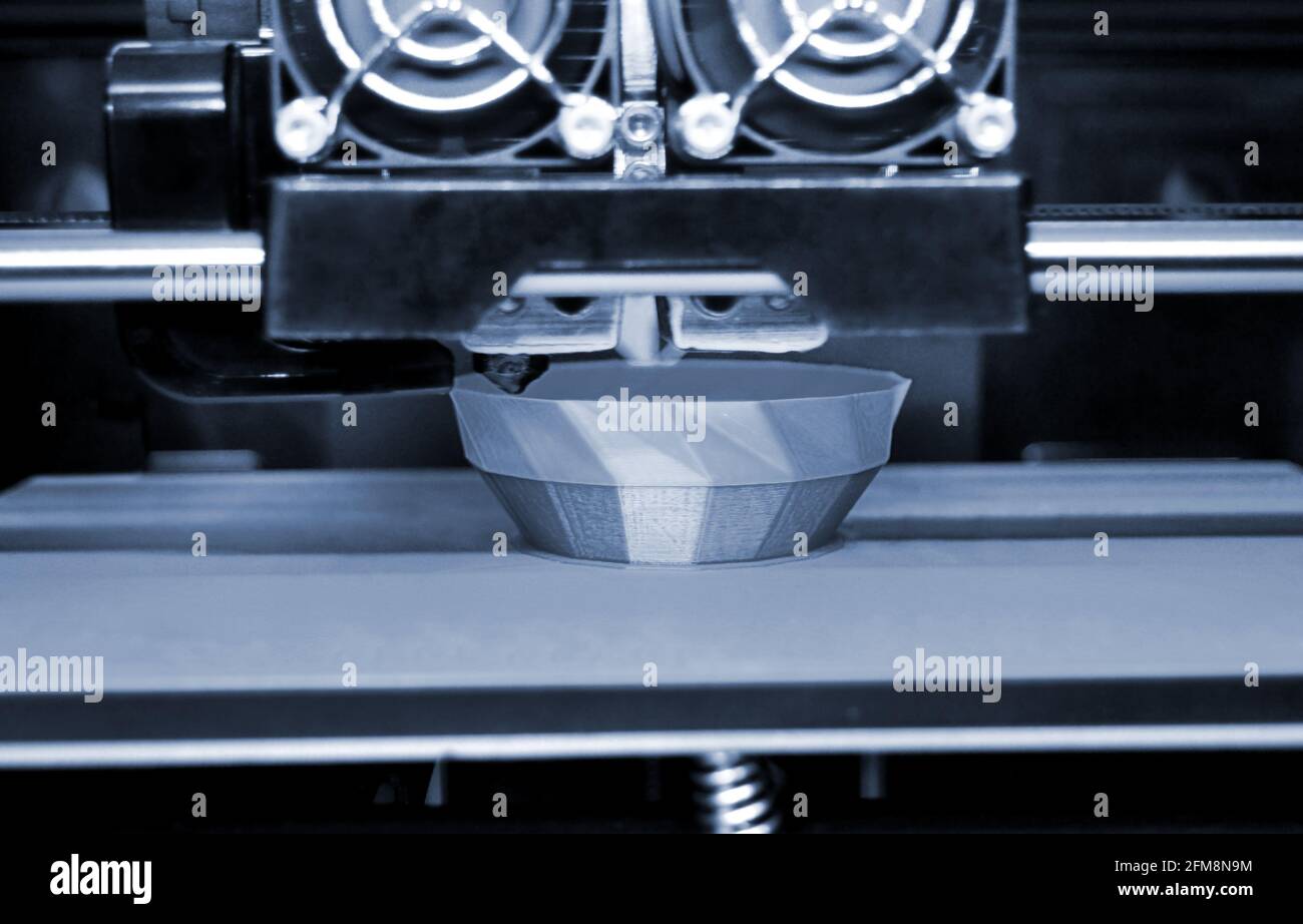 Imprimante 3D fonctionnant et créant un objet à partir de la source plastique fondu Banque D'Images