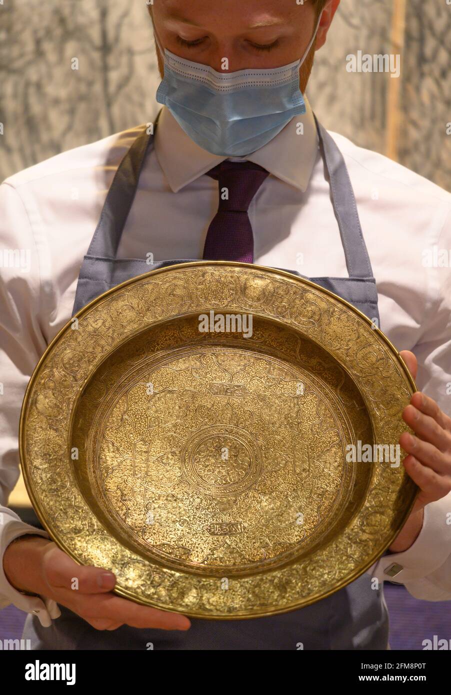 Bonhams, Londres, Royaume-Uni. 7 mai 2021. La collection H: Meubles chinois, bronzes archaïques et art japonais offerts à la vente à Bonhams le 13 mai à Londres. Image: Un PLAT VENETO-SARACIC, attribué à MAHMED AL-KURDI, Egypte ou Syrie, deuxième moitié du XVe siècle, estimation: £25,000-40,000. Crédit : Malcolm Park/Alay Live News Banque D'Images