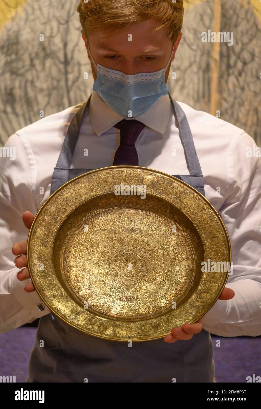 Bonhams, Londres, Royaume-Uni. 7 mai 2021. La collection H: Meubles chinois, bronzes archaïques et art japonais offerts à la vente à Bonhams le 13 mai à Londres. Image: Un PLAT VENETO-SARACIC, attribué à MAHMED AL-KURDI, Egypte ou Syrie, deuxième moitié du XVe siècle, estimation: £25,000-40,000. Crédit : Malcolm Park/Alay Live News Banque D'Images