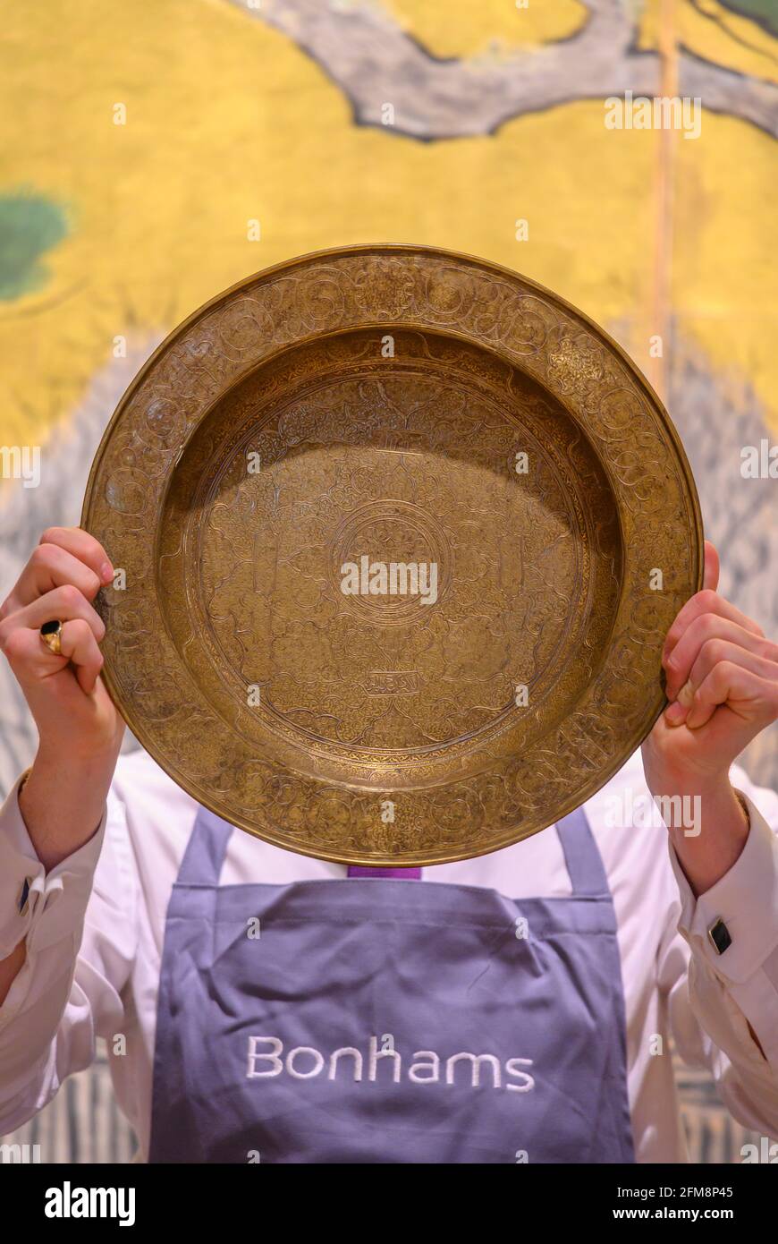 Bonhams, Londres, Royaume-Uni. 7 mai 2021. La collection H: Meubles chinois, bronzes archaïques et art japonais offerts à la vente à Bonhams le 13 mai à Londres. Image: Un PLAT VENETO-SARACIC, attribué à MAHMED AL-KURDI, Egypte ou Syrie, deuxième moitié du XVe siècle, estimation: £25,000-40,000. Crédit : Malcolm Park/Alay Live News Banque D'Images