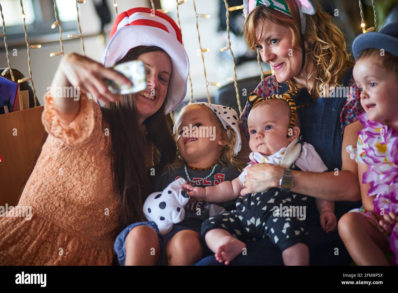 Les enfants peuvent s'amuser et prendre un selfie lors d'une activité d'été avec une robe chic assurée par le centre d'art local Banque D'Images