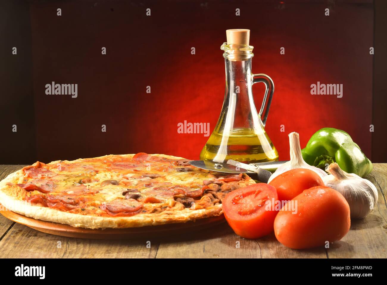 Pizza sur table, cuisine italienne Banque D'Images