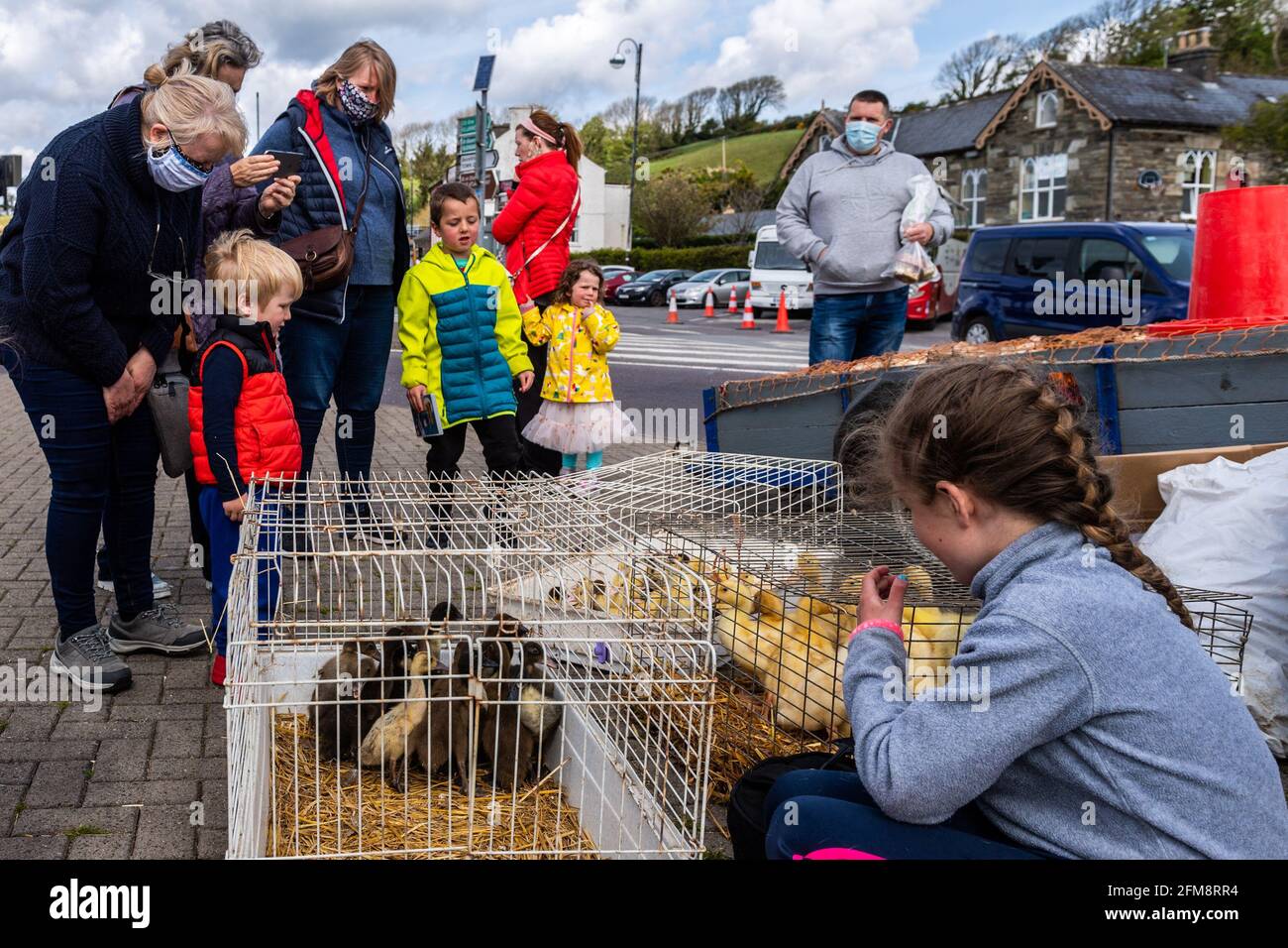 Bantry, West Cork, Irlande. 7 mai 2021. Bantry Friday Market était occupé aujourd'hui, étant le premier marché du mois. Beaucoup de gens étaient impatients de quelques restrictions COVID-19 étant détendu le lundi 10 mai. Crédit : AG News/Alay Live News Banque D'Images