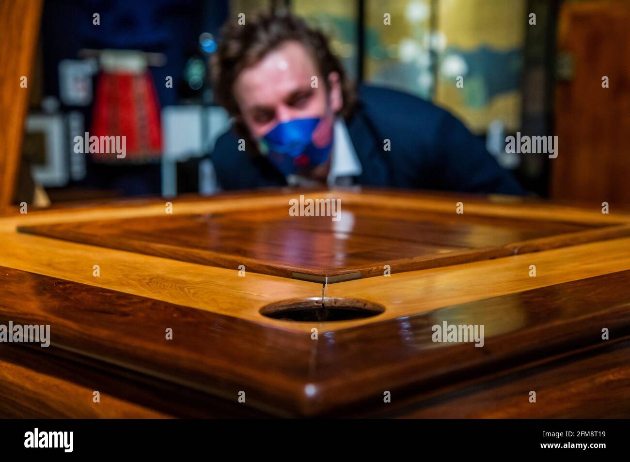 Londres, Royaume-Uni. 7 mai 2021. Une magnifique table de jeux Huanghuali Square, Qizhuo, 18e siècle (estimation: £700,000-1,000,000) - Aperçu de la vente d'art asiatique à Bonhams, New Bond Street, Londres. Les ventes se situent sur plusieurs jours entre le 10-13 mai. Crédit : Guy Bell/Alay Live News Banque D'Images