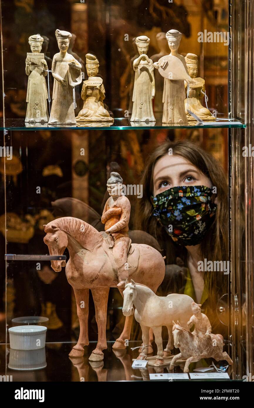 Londres, Royaume-Uni. 7 mai 2021. Lots de la Roger Keverne Ltd: Déménagement en vente - Aperçu de la vente d'art asiatique à Bonhams, New Bond Street, Londres. Les ventes se situent sur plusieurs jours entre le 10-13 mai. Crédit : Guy Bell/Alay Live News Banque D'Images