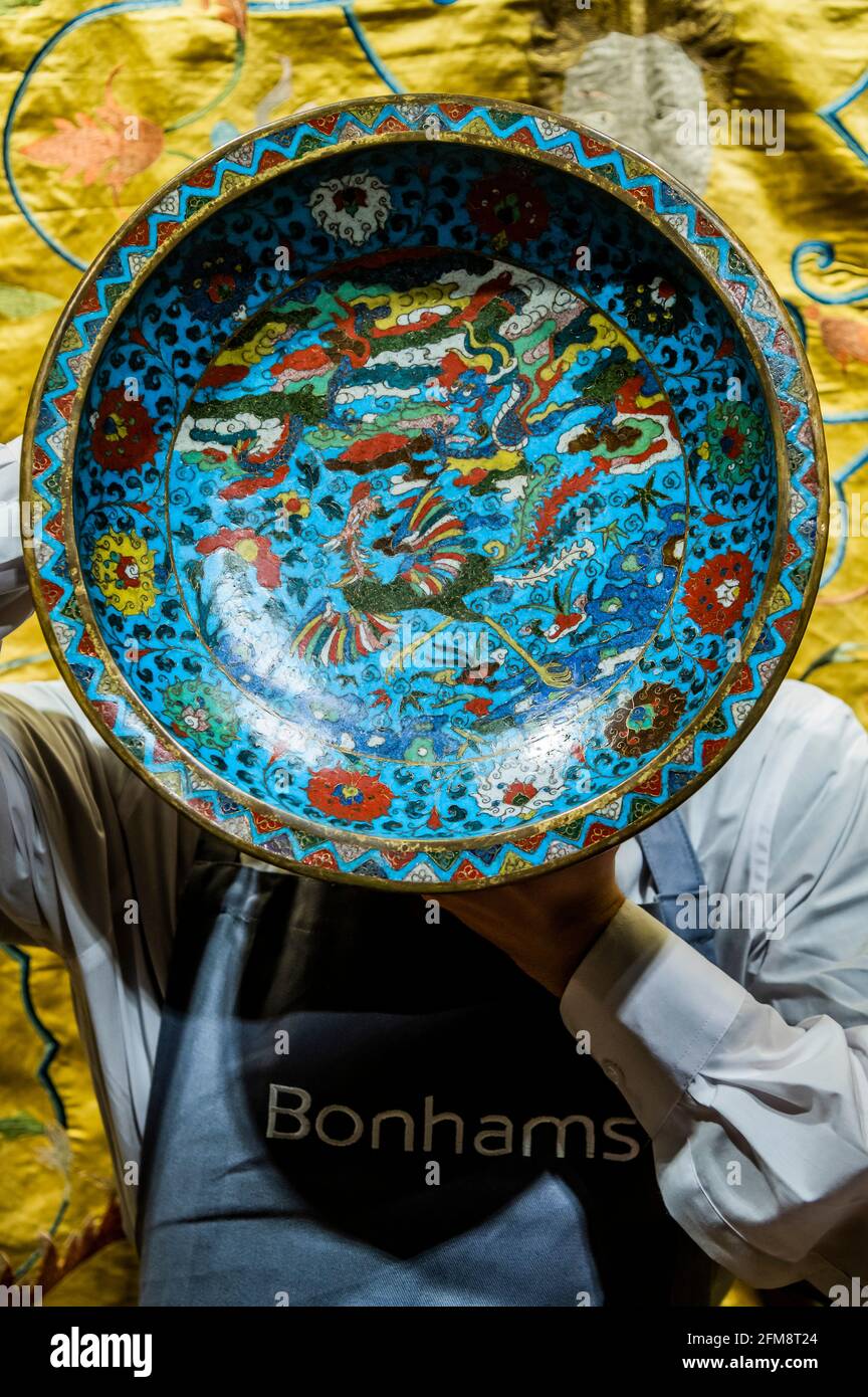 Londres, Royaume-Uni. 7 mai 2021. Un plat de trépied 'Bird and Peach' en émail cloisonné, XVIe siècle, est de £6,000- 8,000 - Aperçu de la vente d'art asiatique à Bonhams, New Bond Street, Londres. Les ventes se situent sur plusieurs jours entre le 10-13 mai. Crédit : Guy Bell/Alay Live News Banque D'Images