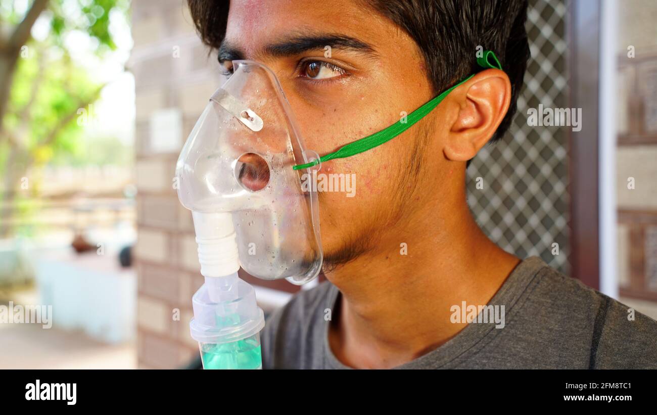 30 avril 2021- Reengus, Sikar, Inde. Tuyau d'oxygène dans le nez, canule nasale ou masque d'oxygène canule nasale pour oxygénothérapie se tenant sur le visage du patient. Covi Banque D'Images