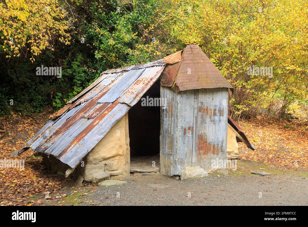 Une ancienne hutte de mineur d'or à la colonie chinoise d'Arrowtown, Arrowtown, Nouvelle-Zélande. Cette région était habitée par des mineurs d'or chinois dans les années 1880 Banque D'Images
