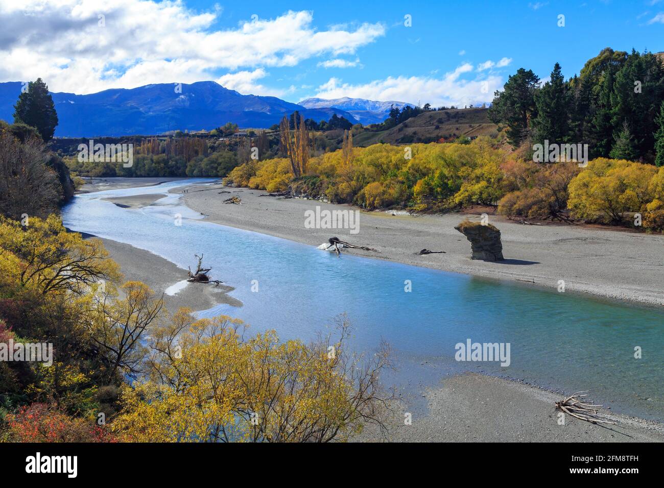 La rivière Shotover près de Queenstown, dans l'île du Sud de la Nouvelle-Zélande. Photographié en automne, entouré d'un feuillage coloré Banque D'Images