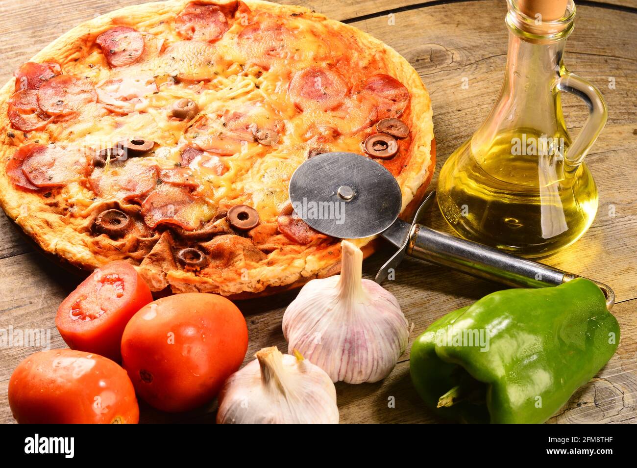 Pizza sur table, cuisine italienne Banque D'Images