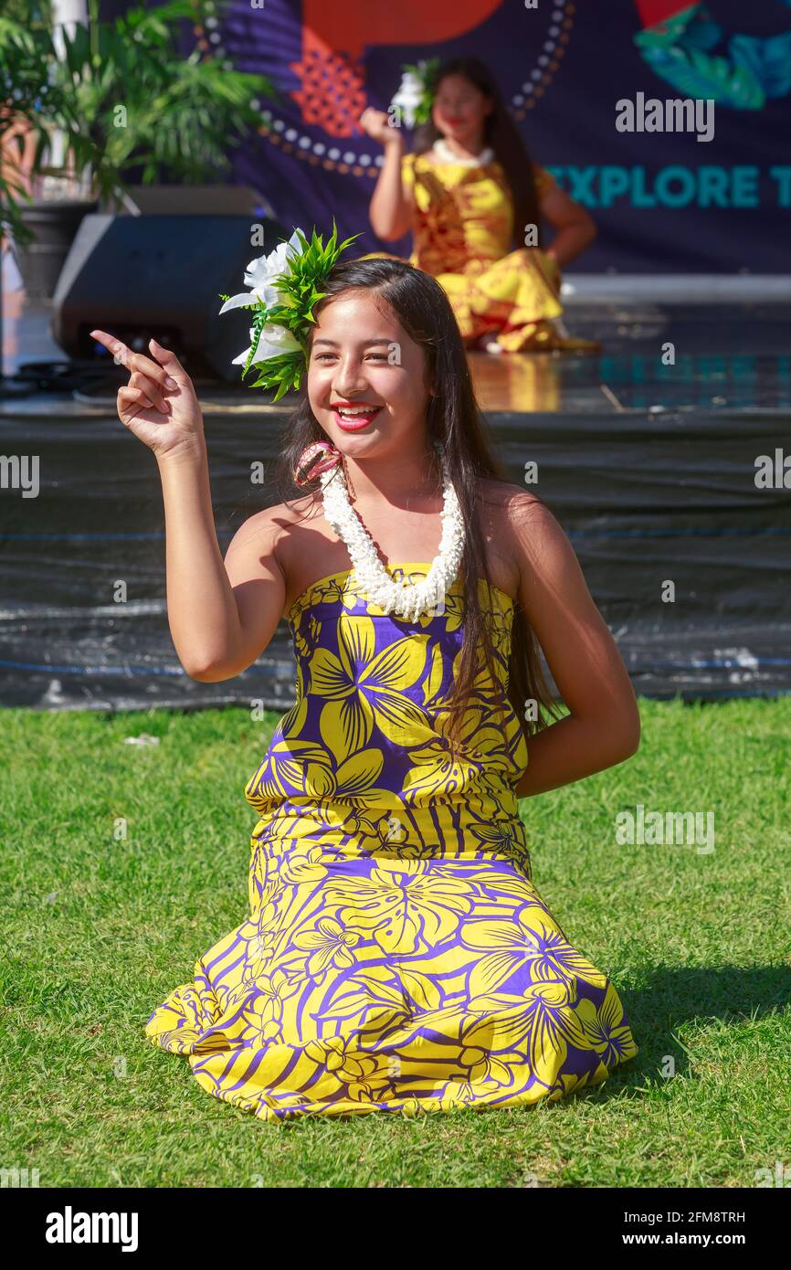Une jeune femme polynésienne de l'île de Nioué se présentant avec un groupe culturel au Pasifika Festival, Auckland, Nouvelle-Zélande Banque D'Images