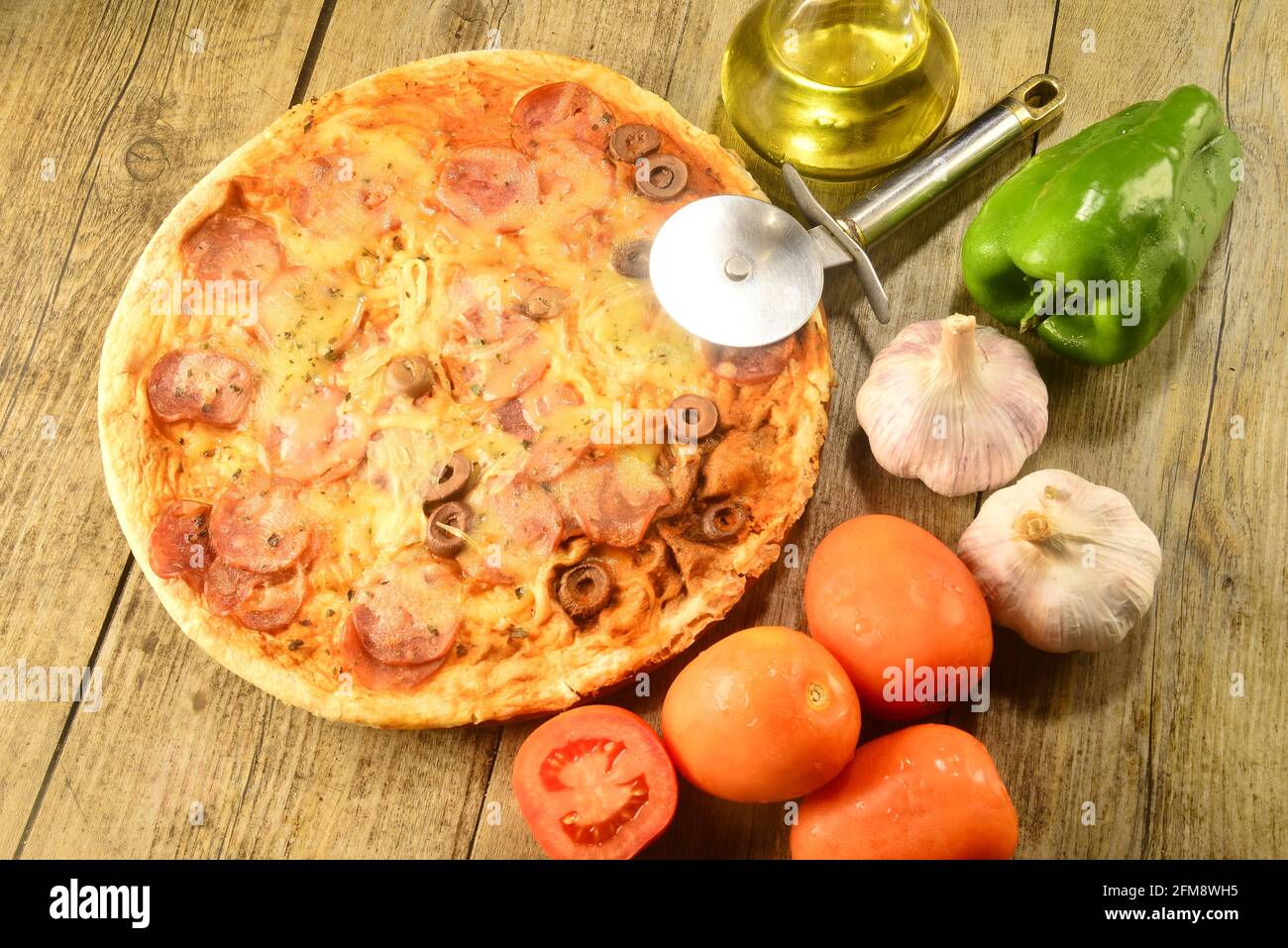 Pizza sur table, cuisine italienne Banque D'Images