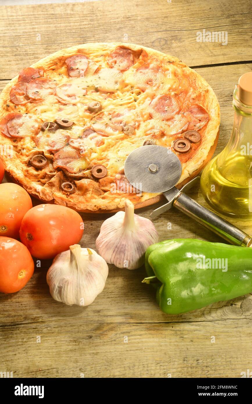 Pizza sur table, cuisine italienne Banque D'Images