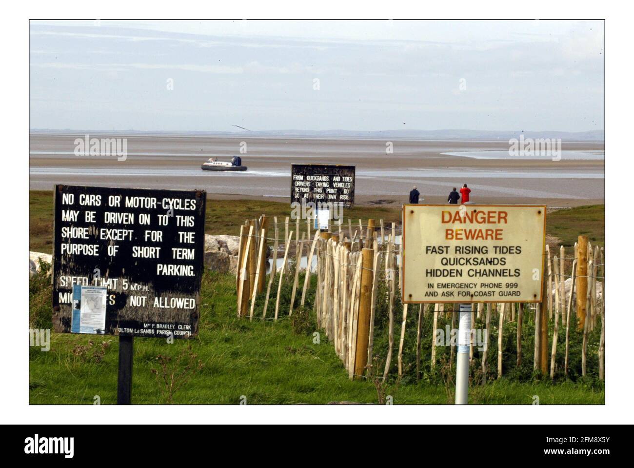 Le jury et l'équipe juridique visitent le site de la banque Hest sur la baie de Morecombe où les pickeurs chinois sont morts alors que la marée a augmenté...... pic David Sandison 21/9/2005 Banque D'Images