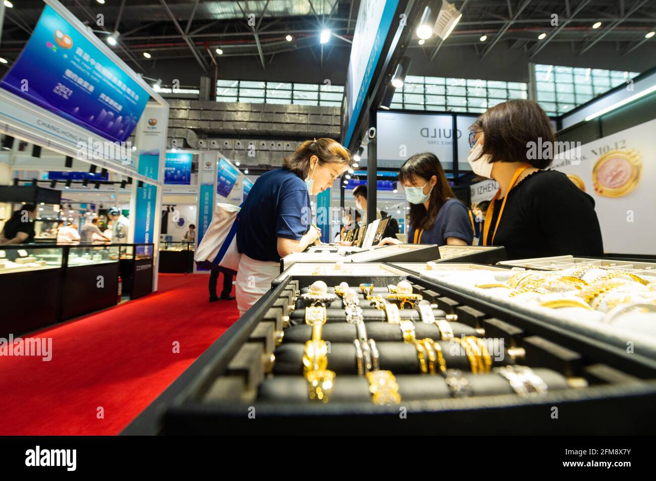 HAIKOU, le 7 mai 2021 UNE femme regarde des produits dans le hall d'exposition de bijoux de la première exposition internationale de produits de consommation de la Chine à Haikou, capitale de la province de Hainan, dans le sud de la Chine, le 7 mai 2021. Prévue pour les 7 et 10 mai, la première China International Consumer Products Expo a attiré 648 sociétés étrangères et 1,365 marques de 69 pays et régions, ainsi que 857 entreprises et 1,263 marques de Chine. hua/Zhou Jiayi) Credit: Xinhua/Alay Live News Banque D'Images