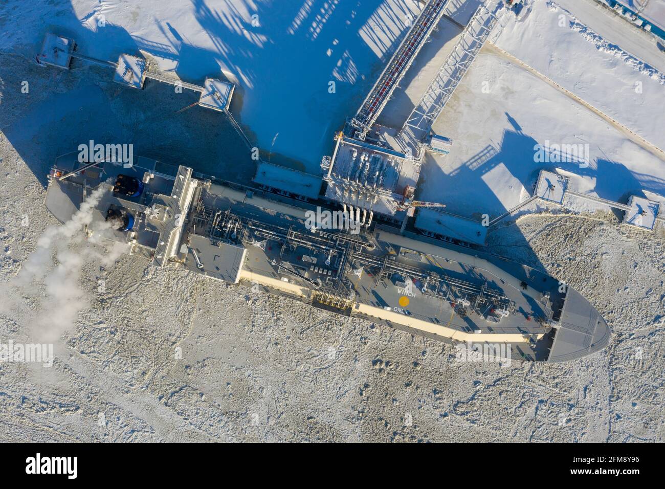 Sabetta, région de Tyumen, Russie - 30 mars 2021 : le transporteur de gaz Vladimir Vize est chargé de gaz naturel liquéfié à la berth. Banque D'Images
