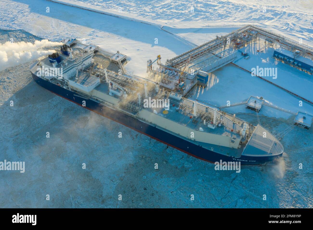 Sabetta, région de Tyumen, Russie - 30 mars 2021 : le transporteur de gaz Vladimir Vize est chargé de gaz naturel liquéfié à la berth. Banque D'Images