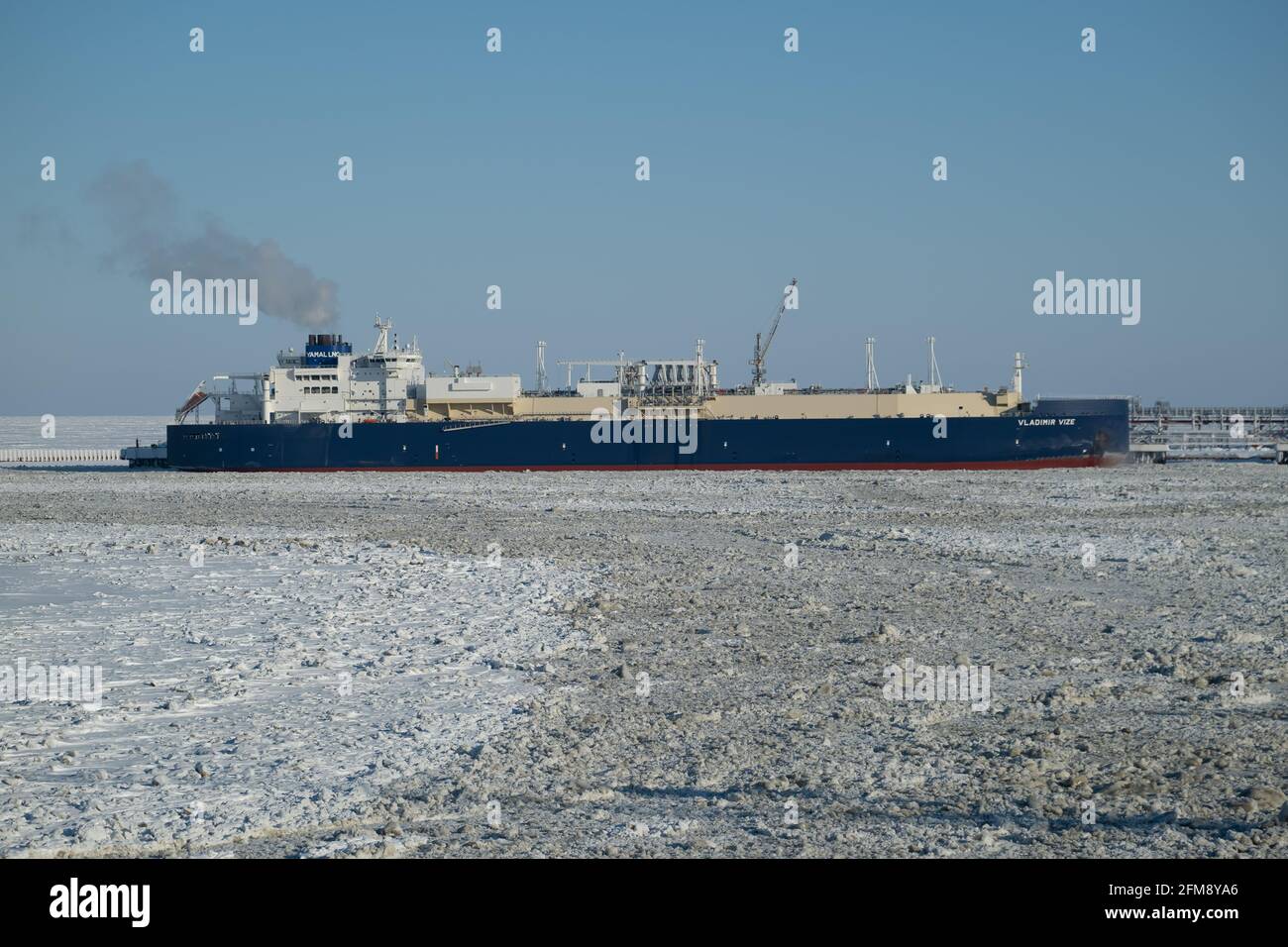 Sabetta, région de Tyumen, Russie - 30 mars 2021 : le transporteur de gaz Vladimir Vize est chargé de gaz naturel liquéfié à la berth. Banque D'Images