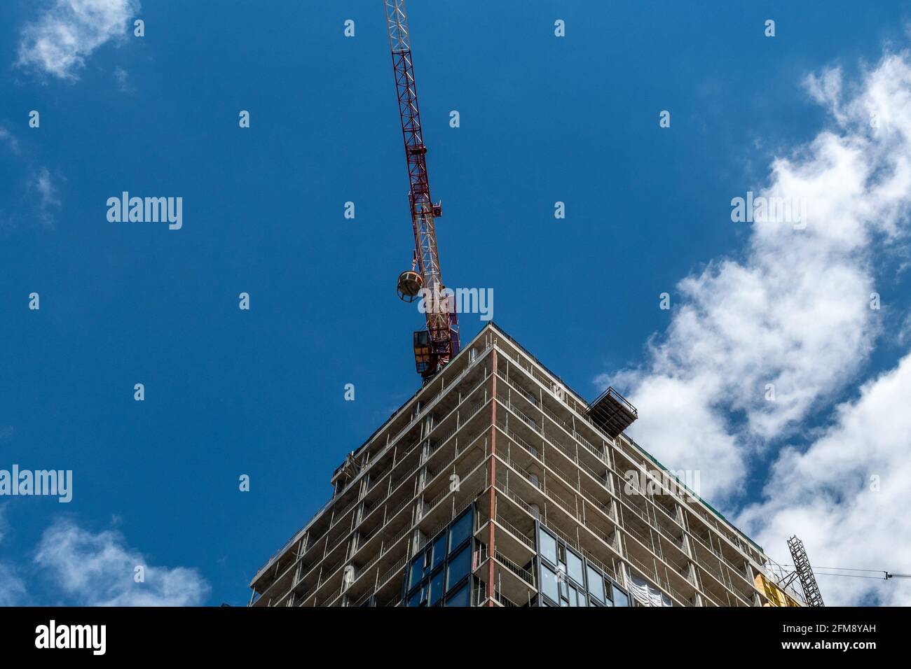 Chantier de construction dans la rue Front, dans la vieille ville de Toronto, Canada. L'étalement urbain en raison de la forte demande de biens immobiliers. Banque D'Images