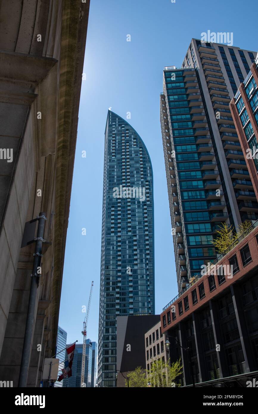 Grand angle de la Tour L entouré d'autres gratte-ciels dans le quartier du centre-ville de Toronto, Canada Banque D'Images