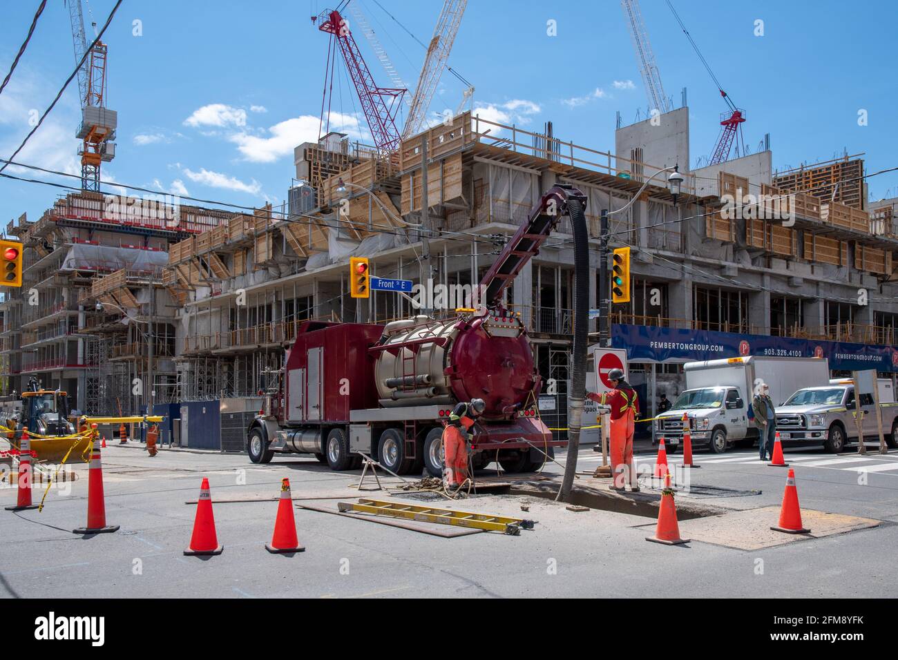 Chantier de construction dans la rue Front, dans la vieille ville de Toronto, Canada. L'étalement urbain en raison de la forte demande de biens immobiliers. Banque D'Images