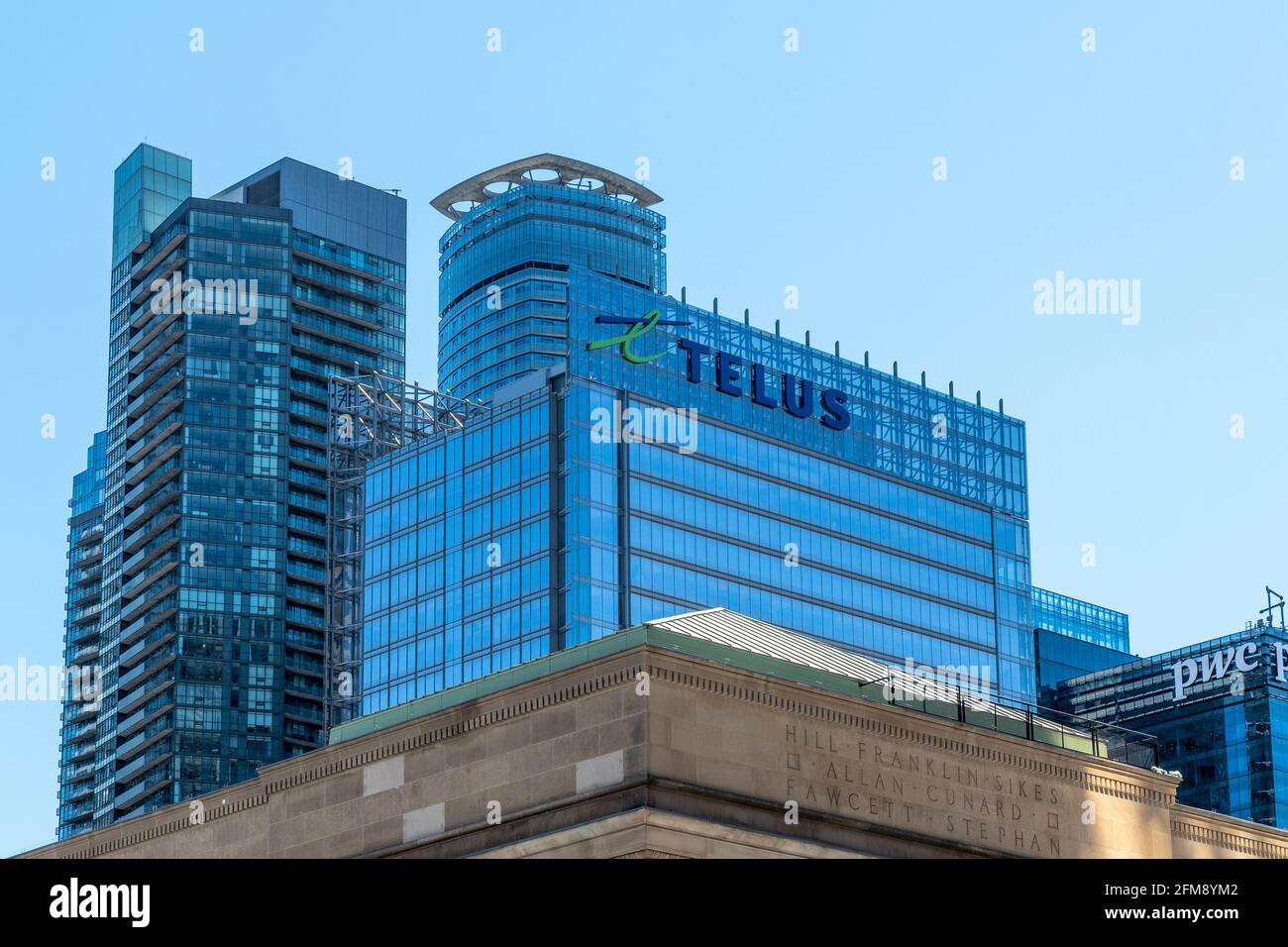 TELUS Telecommunications Company logo ou signe au-dessus d'un gratte-ciel d'architecture moderne dans le centre-ville de Toronto, Canada Banque D'Images