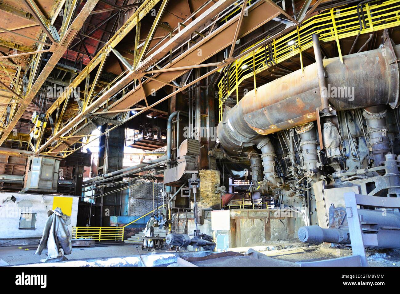 OSTRAVA, RÉPUBLIQUE TCHÈQUE - 21 AVRIL 2019 : intérieur d'une ancienne usine d'ironneries rouillées abandonnée à Ostrava, d'ironneries industrielles Dolni Vitkovice et co Banque D'Images