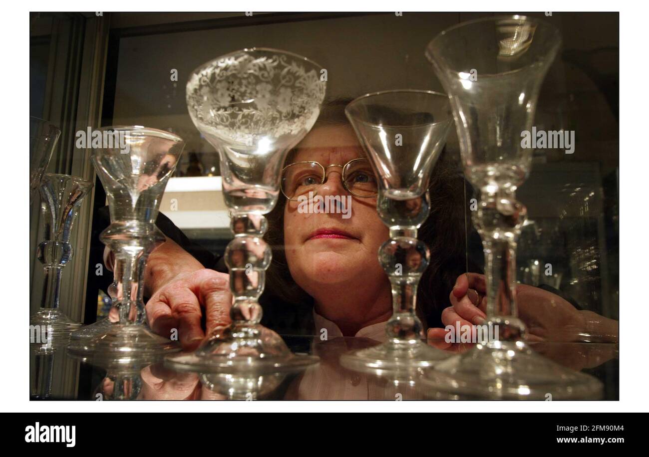 Jeanette Hayhurst...Antique Glass, dans son magasin du même nom à Kensington.le plus grand verre en premier plan est pricé à 7500.00.pic David Sandison 6/4/2004 Banque D'Images