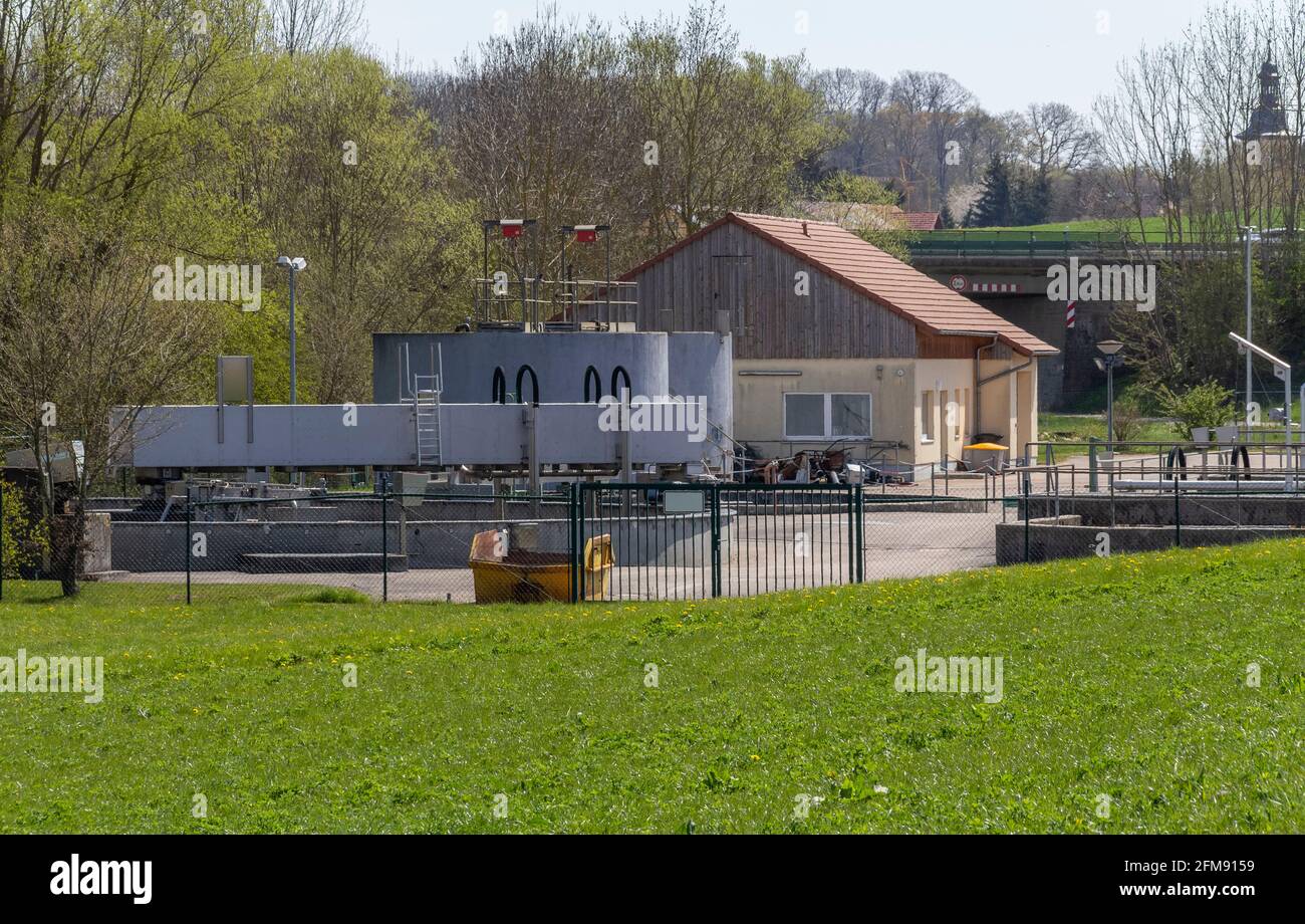 Petite usine de traitement des eaux usées dans le sud de l'Allemagne au début du printemps heure Banque D'Images