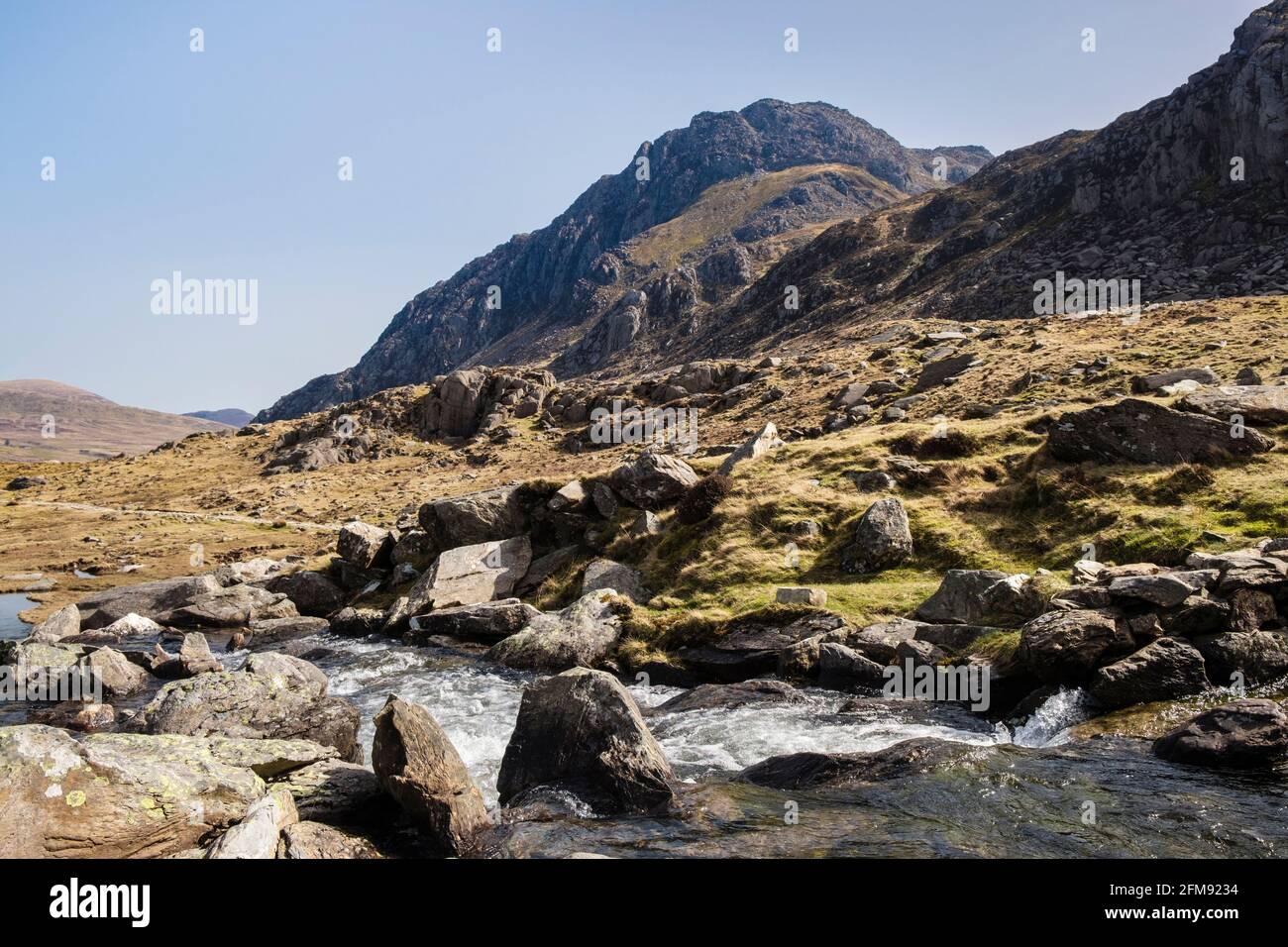 Vue le long d'un ruisseau de montagne jusqu'au Mont Tryfan dans les montagnes du parc national de Snowdonia, MCG Idwal, Ogwen, Conwy, nord du pays de Galles, Royaume-Uni, Grande-Bretagne Banque D'Images