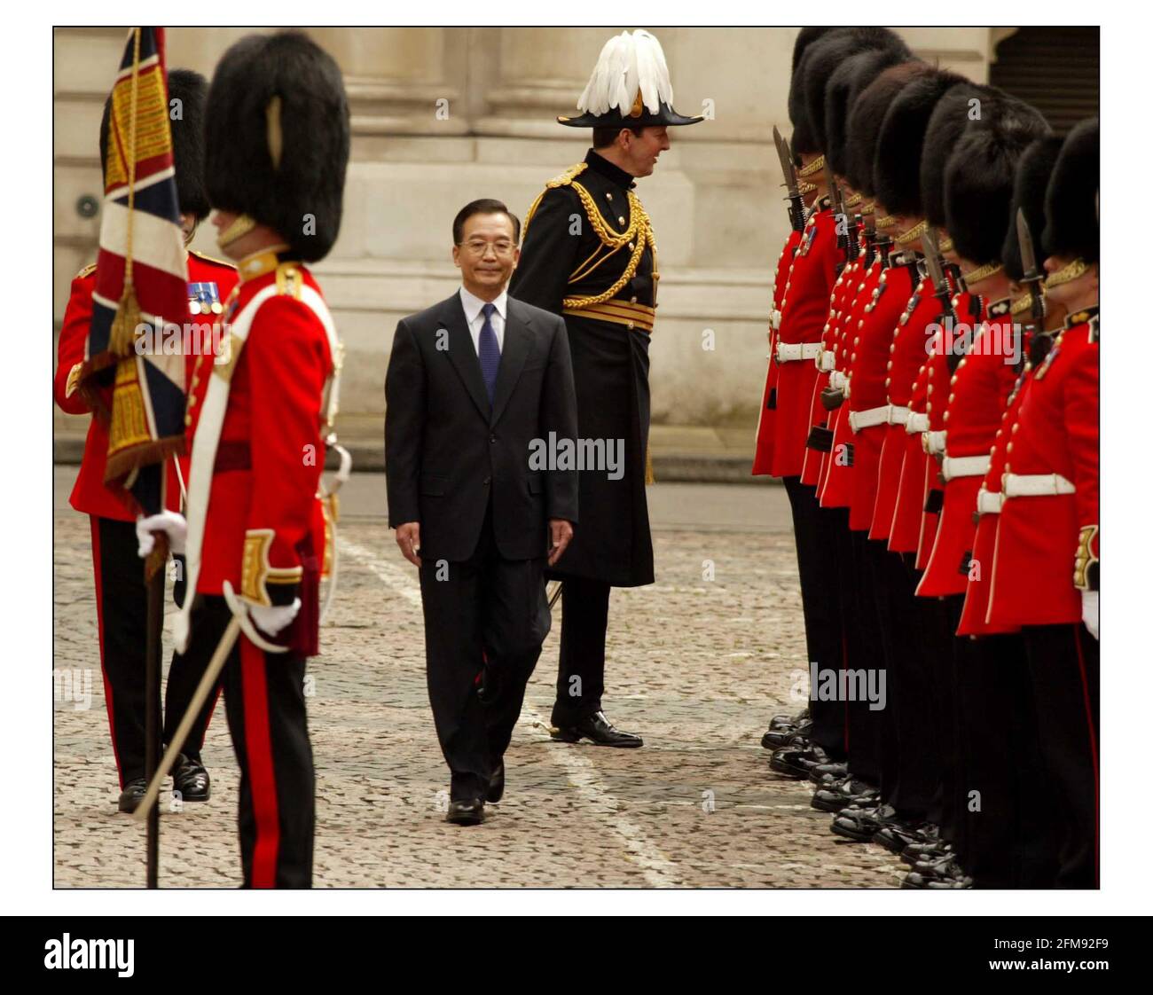 Tony Blair rencontre le Premier Ministre du Conseil d'Etat de la République populaire de Chine, S.E. M. Wen Jiabao dans la cour du Bureau de Foriegn pour inspecter la garde d'honneur, les premiers gardes de Grenadier Batalion de Queens co.pic David Sandison 10/5/2004 Banque D'Images