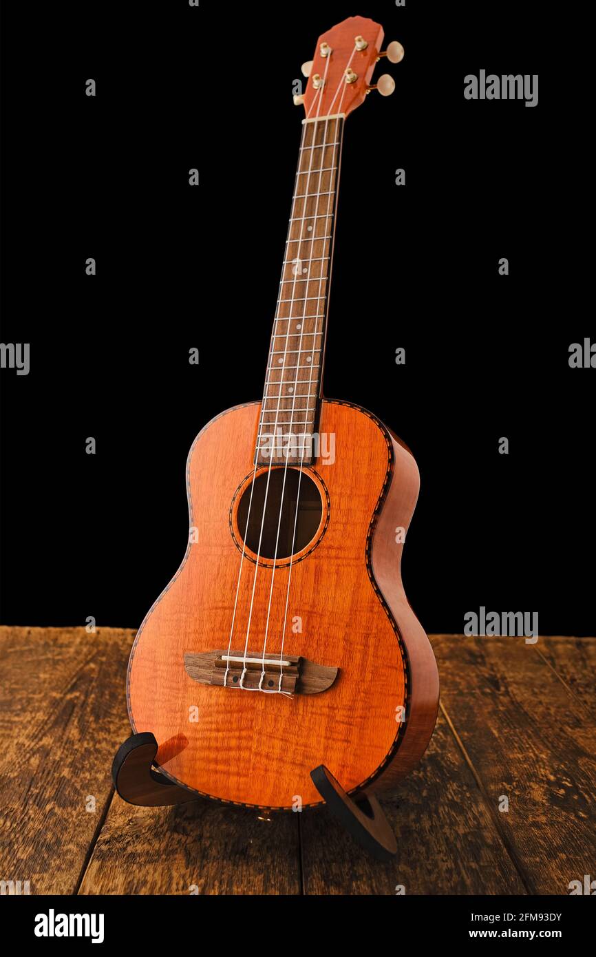 Ukulele guitare hawaïenne sur fond de bois gros plan Photo Stock - Alamy