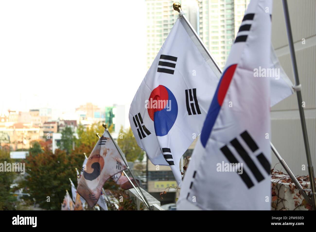 Des drapeaux coréens sont suspendus dans la fenêtre de l'appartement Banque D'Images