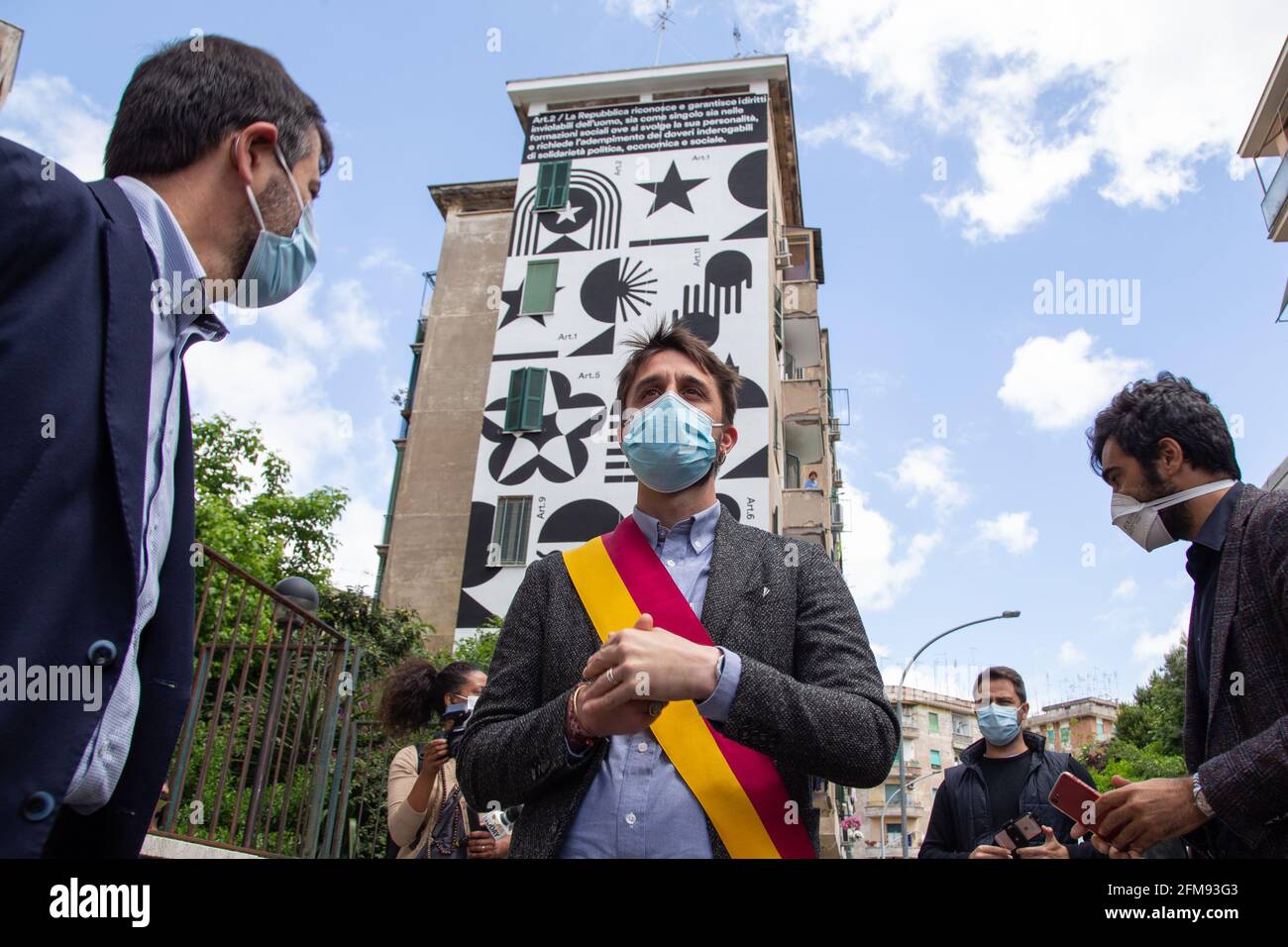 Rome, Italie. 07e mai 2021. Président de la huitième Municipalité de Rome Amedeo Ciaccheri lors de l'inauguration de la fresque consacrée à la Constitution italienne dans le quartier de Garbatella à Rome (photo de Matteo Nardone/Pacific Press) Credit: Pacific Press Media production Corp./Alay Live News Banque D'Images