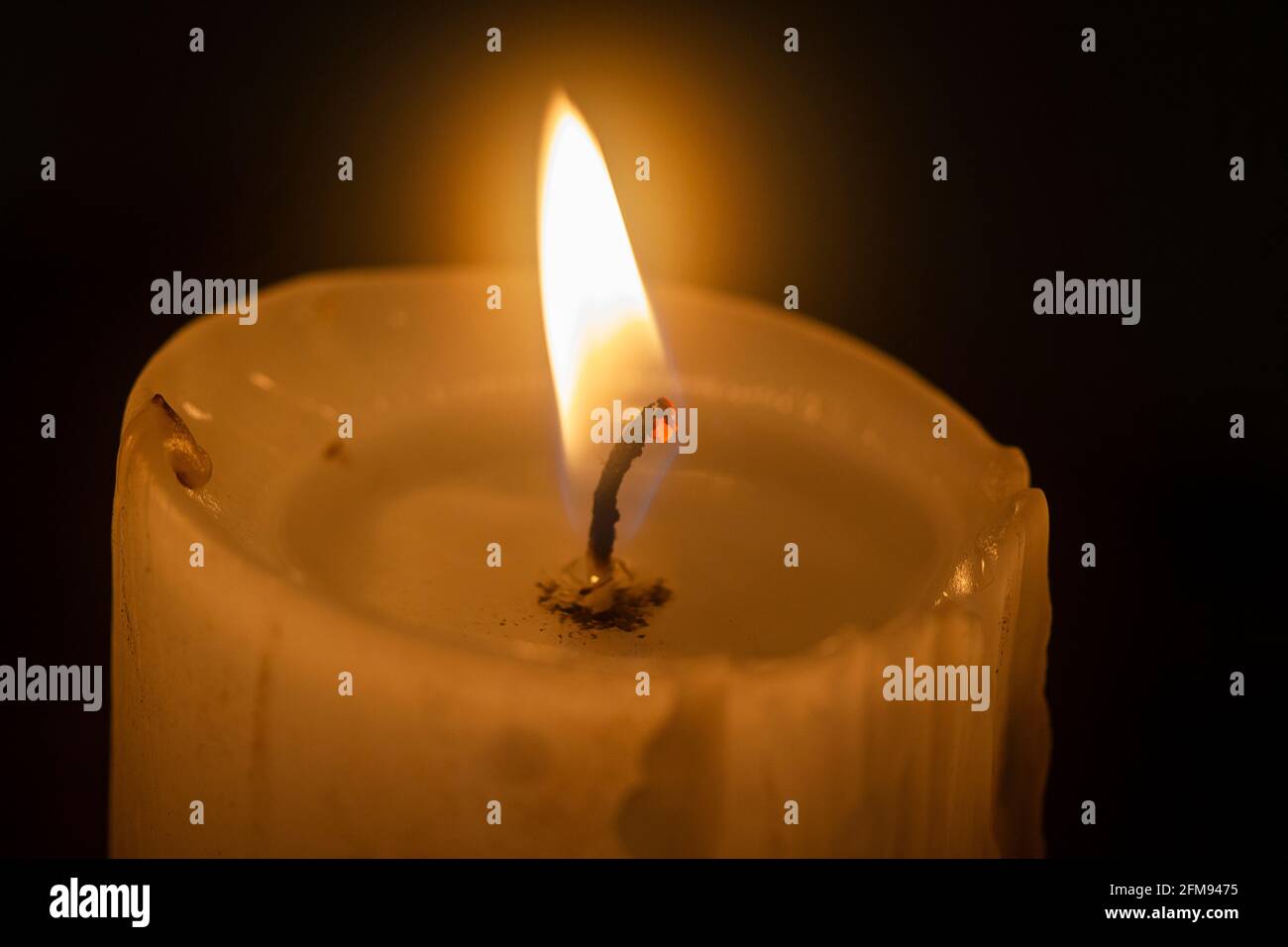 Candle Burning dans le noir Banque D'Images